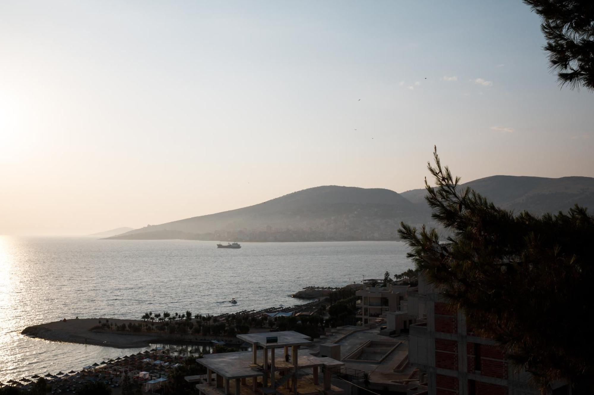 Grand Blue Aparthotel Sarande Exterior photo
